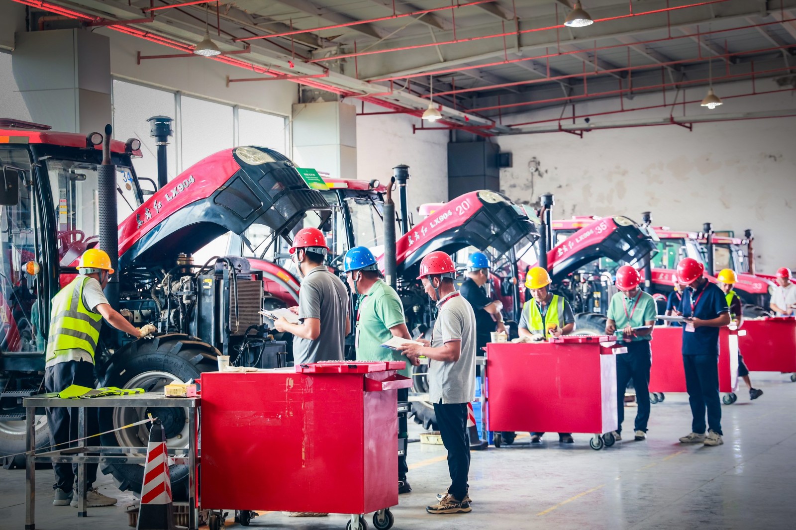 集团举行“光明田原杯”农机驾驶操作员技能竞赛圆满